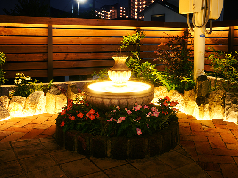 兵庫県川西市　個人邸　光る噴水のある庭